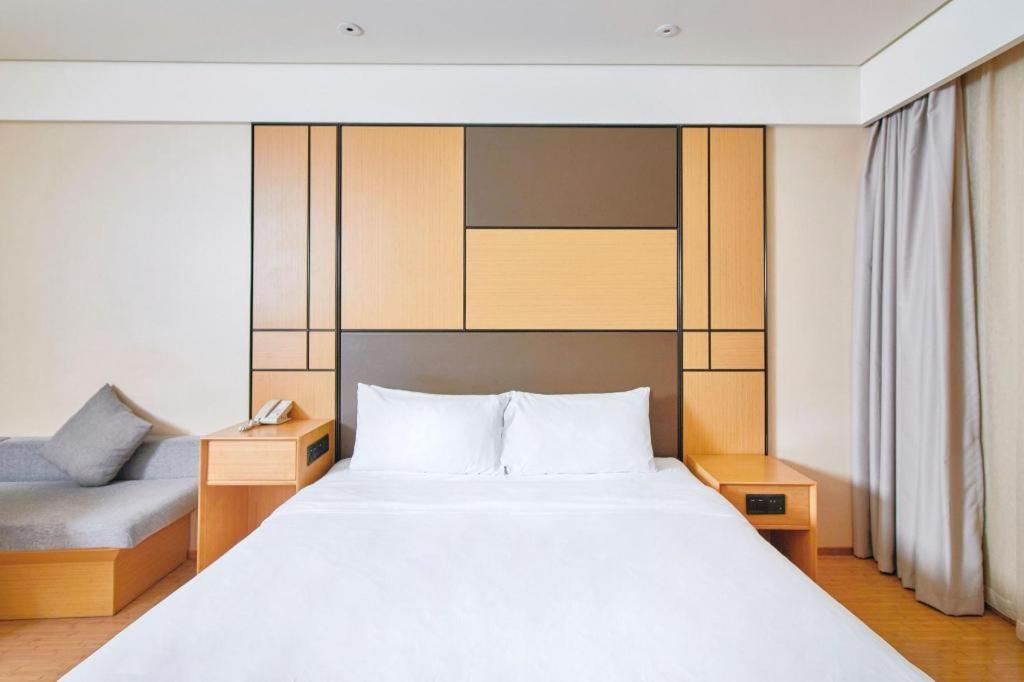 Ji Hotel Shanghai Hongqiao Yan'An XI Road Exterior photo